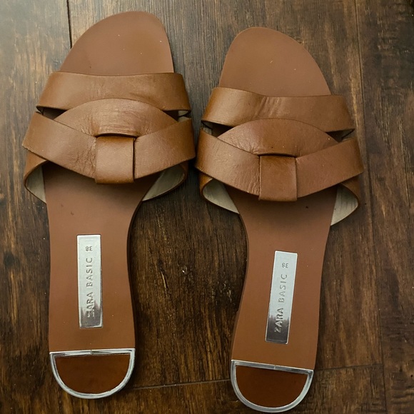 LOW HEELED CROSSED LEATHER SANDALS